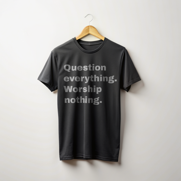 Camiseta negra con texto question everything. worship nothing